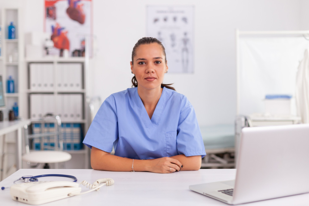 femme infirmiere assise à son bureau dans un cabinet de santé de la rive-sud