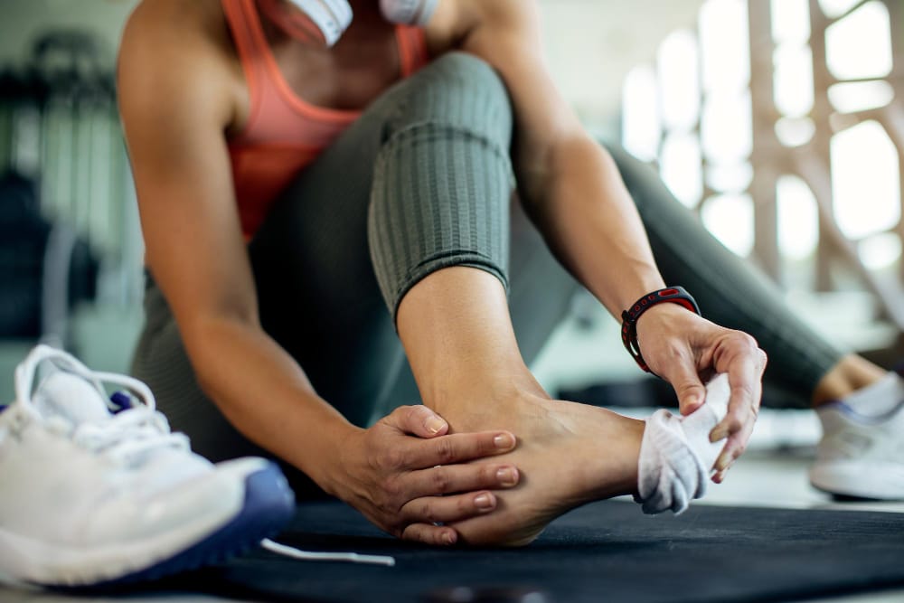 femme met ou enlève son bas suite à activité physique rive sud
