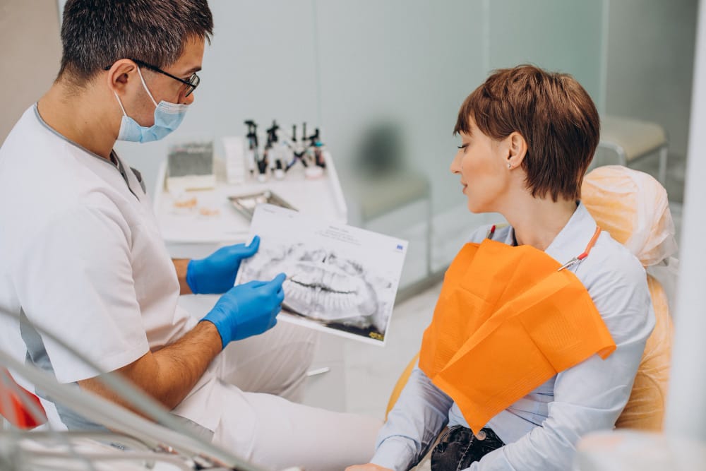 femme chez denturologiste qui lui montre radiographie au complexe santé boucherville
