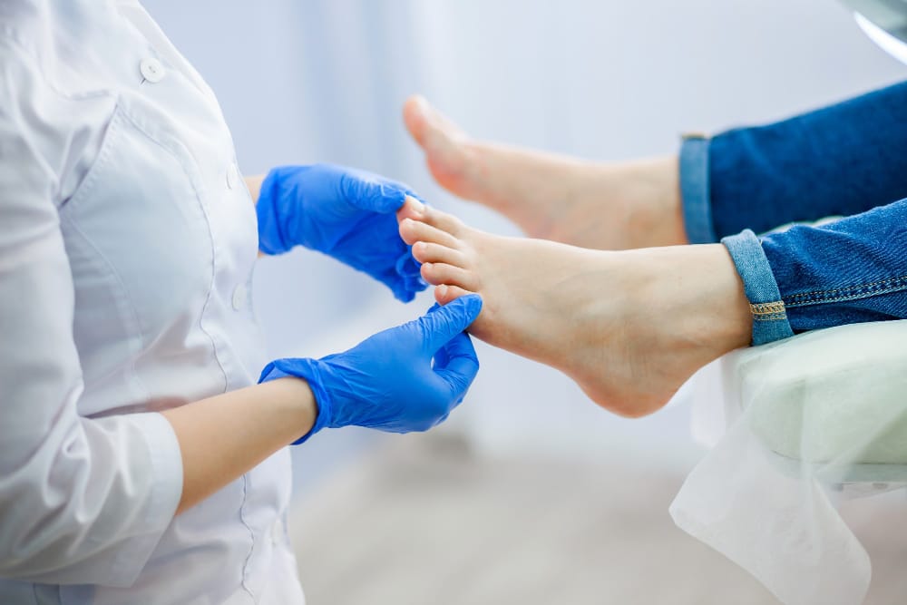 personne souffrant de pied d'athlète en traitement avec professionnel au complexe santé boucherville
