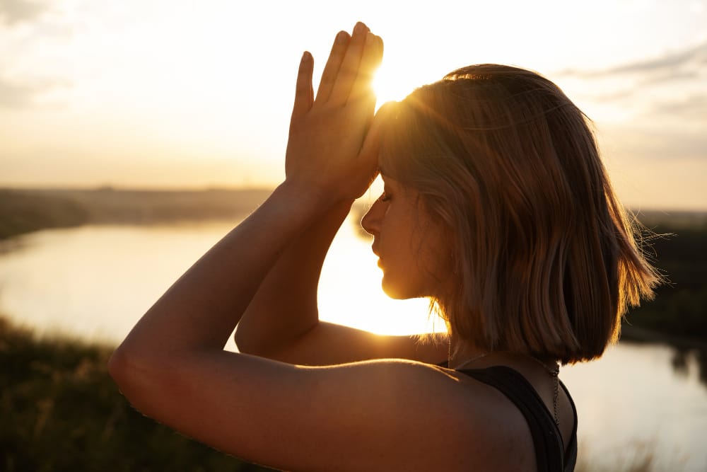 femme déprimée mains jointes au front prend du soleil en automne sur la rive-sud de montréal