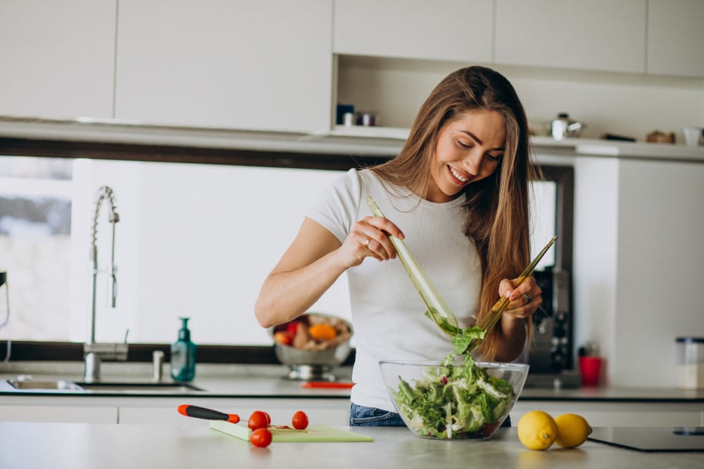 Femme qui cuisine santé.