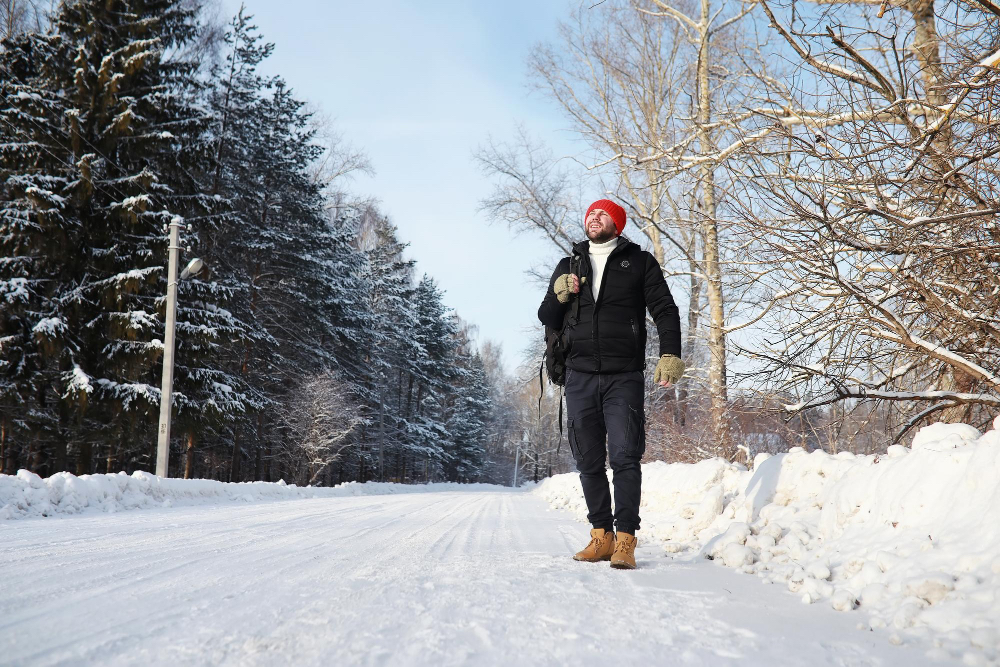 Photo d'un homme qui marche à l'extérieur en hiver.