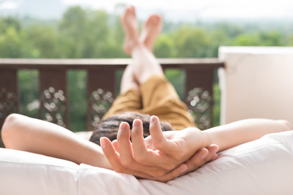 Photo d'une personne étendue qui relaxe à l'extérieur.