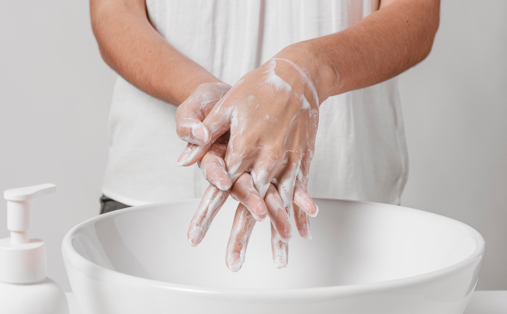 Photo d'une personne qui se nettoye les mains.